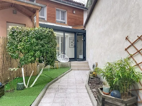 Rare à Charpennes - Villeurbanne : Maison avec jardin et stationnement