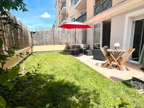 Appartement T2 Décines centre jardin et parking privés