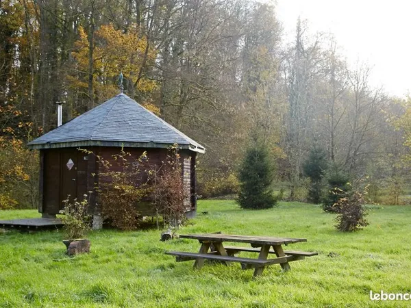 Etang de pêche avec chalet