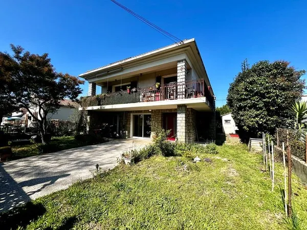 Maison Arles 5 pièce(s) 217.27 m2