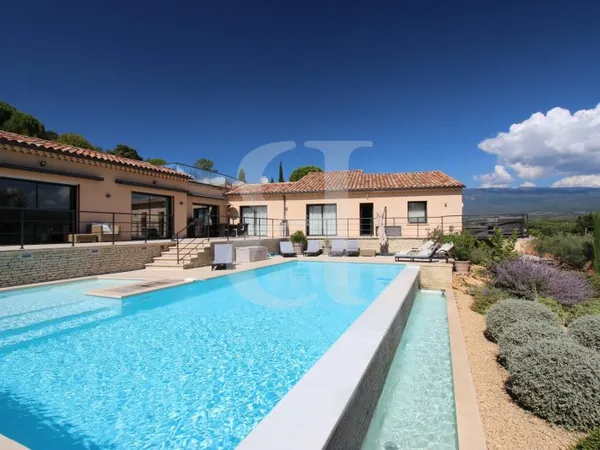 Villa contemporaine avec vue dégagée