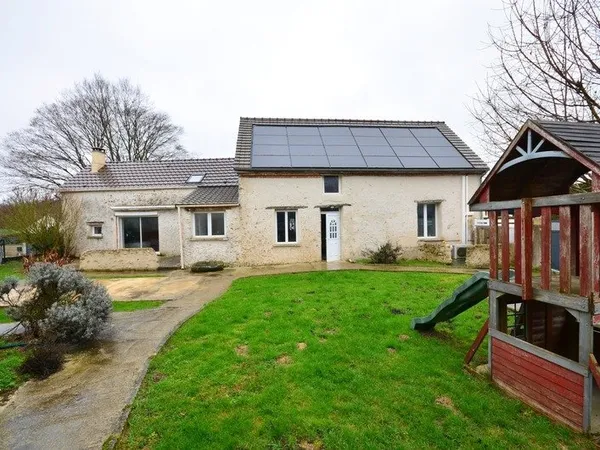 Proche de MONTMIRAIL (51) à vendre Maison en pierre de 5 pièces avec belles dépendances