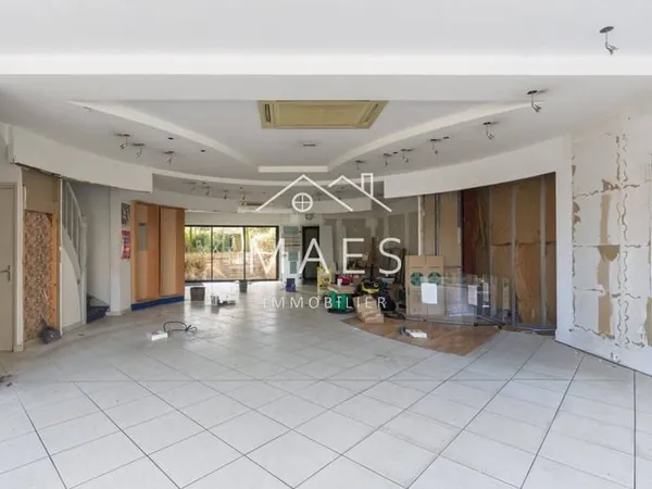 Local commercial 180 m²