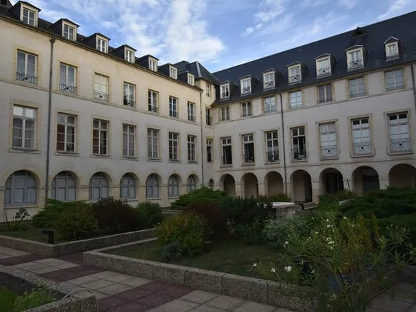 Nevers Centre Ville - Résidence Les Arcades- Appartement Duplex loué 110 m2 - 3 chambres