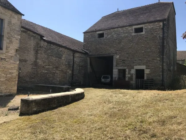 Grange à aménager à 19km au nord de Dijon