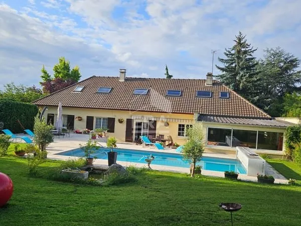 20696 - Maison avec piscine