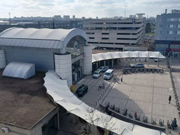 Bureaux devant la gare TVG de Saint-Pierre-des-Corps
