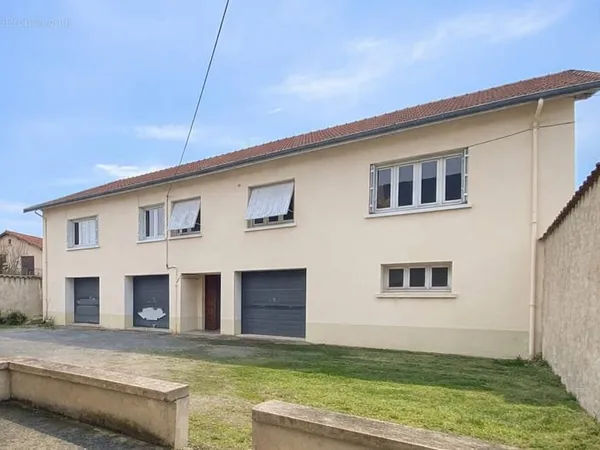 Immeuble / sury le comtal-a proximite des commodites / ideal investisseur