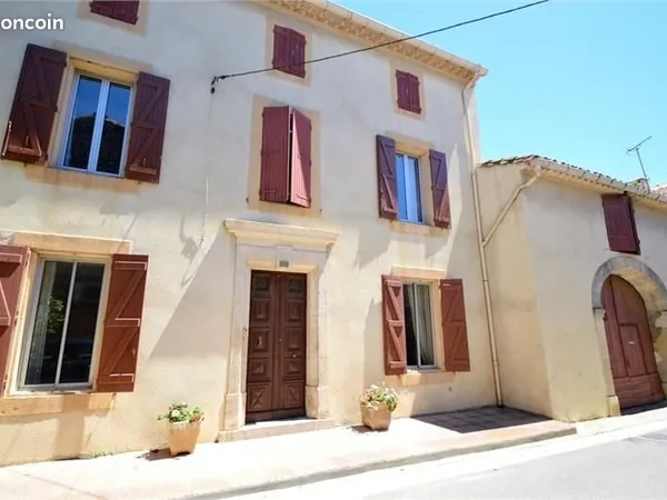 Grande maison de village, cour, remise