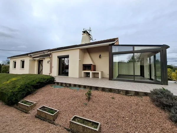 Maison familiale avec dépendance - 144 m² habitables - Terrain 835 m² - La Sauvetat (63730) - 365 00