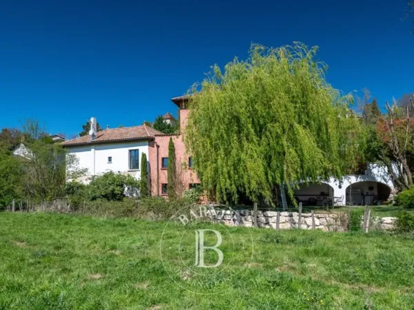 Massieux Bourg, limite Genay - Propriété historique de 275 m² -