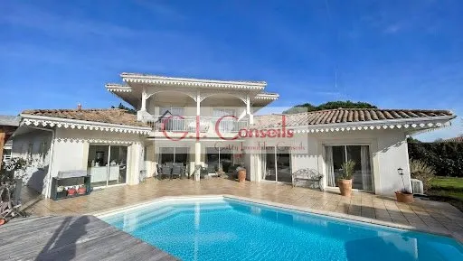 Maison 7 pièces 212 m²