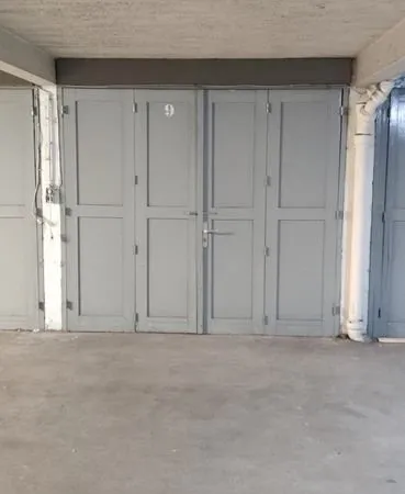 Grand box fermé pour véhicule ou stockage Paris 5ème / 13ème