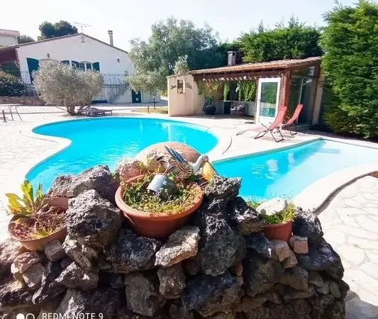 Jolie villa avec piscine et vue
