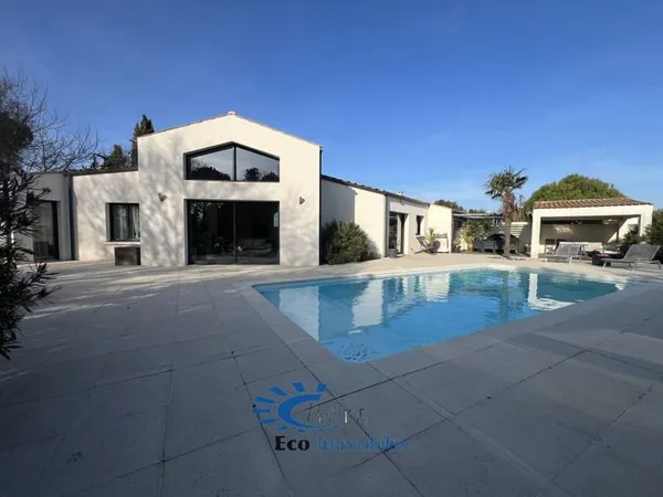 LA JARRIE MAISON CONTEMPORAINE PLAIN PIED 3 CHAMBRES AVEC PISCINE GARAGE