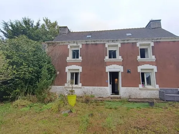 29520 Châteauneuf du Faou maison à rénover avec dépendances sur 6400 m² au calme