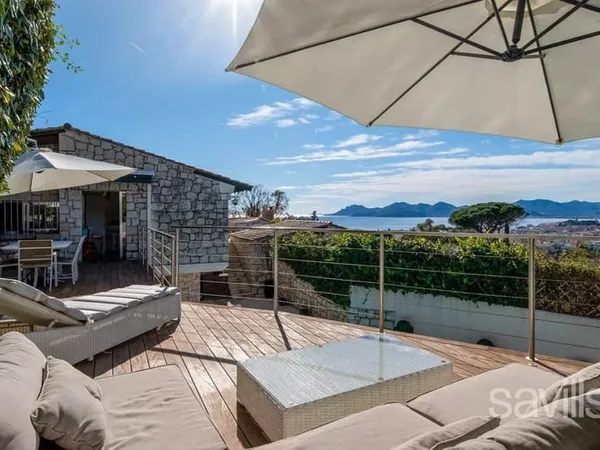 Villa d'exception située dans le prestigieux quartier de la Californie, au sein d'un domaine privé s