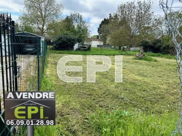 ref.9097.Terrain en pleins centre bourg des Ormes de 804m2 sans