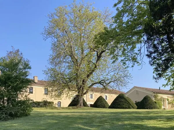 Domaine Gascon de Charme avec Chambres d'Hôtes et Gîtes au Coeur de 14 Hectares de Nature Préservée