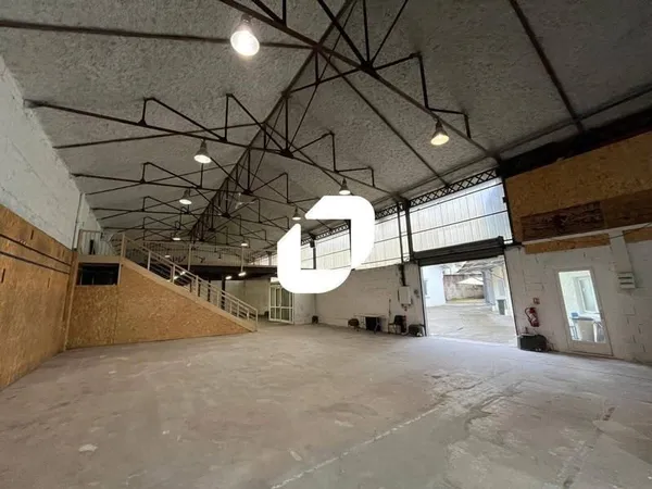 Local d'activité 875 m²