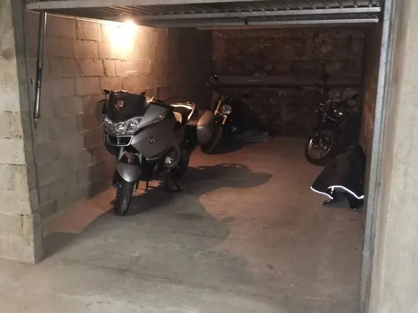 Location box garage 20m2 à partagé Bordeaux Chartrons 2 roues moto scooter vélo pas de stockage