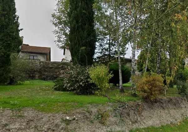Joli terrain arboré à proximité du centre ville de MARINGUES et de toutes ses commodités