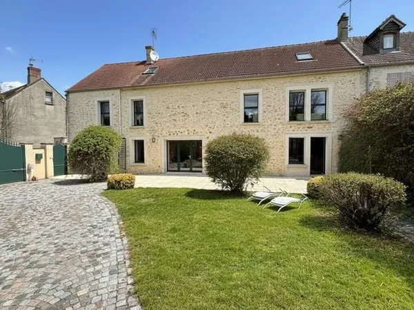 Maison ancienne avec dépendances