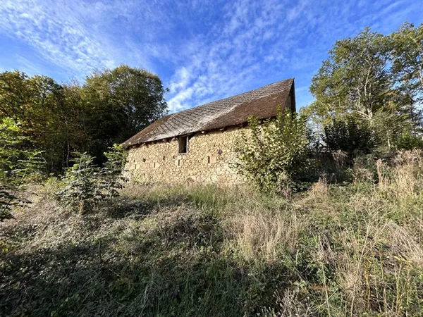 CORREZE - Proche Neuvic - Grange et terrain de 3000m2. Belle vue !