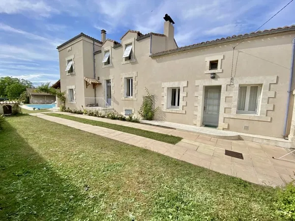 Superbe maison rénovée avec piscine, à proximité de Mansle