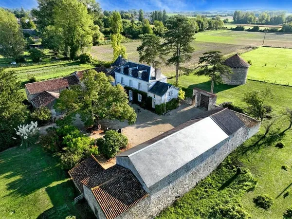 ANCIENNE PLACE FORTE XVIIe IMH sur 1,2 Ha