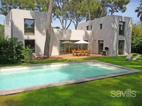 Villa contemporaine avec piscine et garage