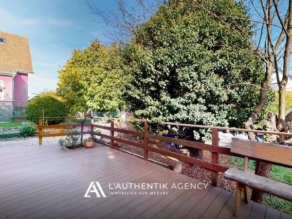 Maison avec studio indépendant, terrasse ombragée et jardin ?