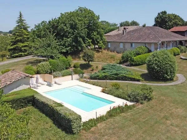 Élégante Propriété de Campagne avec Gîte et Annexe dans un Cadre Paisible