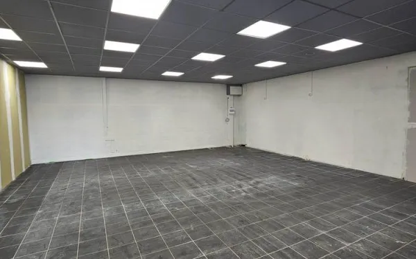 Local commercial de 247m2( dont 87m2 de réserve)