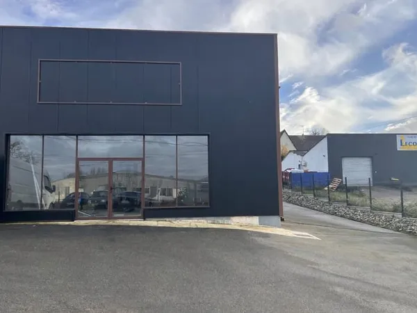 LOCAL COMMERCIAL SAINT BERTHEVIN