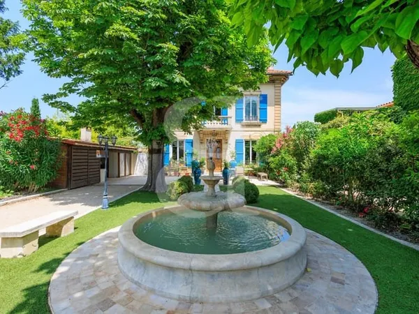 Un bijou rare au coeur de l'Isle-sur-la-Sorgue et en bord de Sor