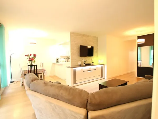 MAGNIFIQUE APPARTEMENT F4 80 m² 3 CHAMBRES AVEC BEAU JARDIN, 5 mn à PIED SEULEMENT DU TRAMWAY T12 !!