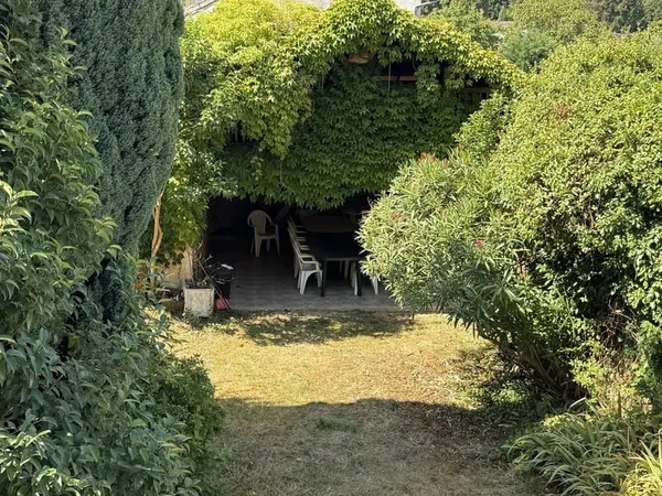 Maison noble et de caractère avec jardin