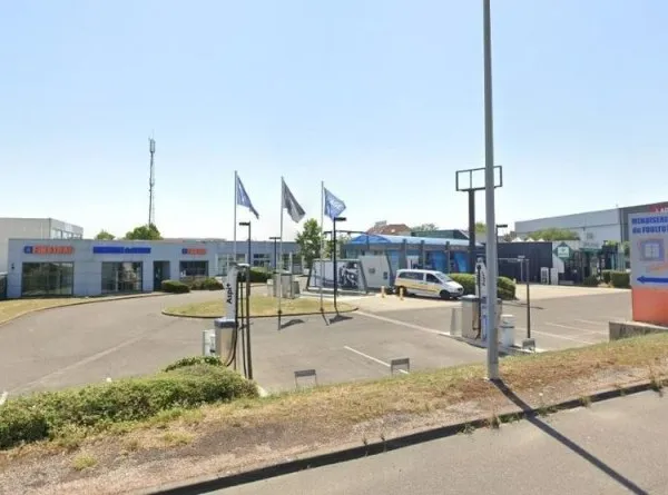 A LOUER - ENSEMBLE IMMOBILIER A USAGE COMMERCIAL MIXTE