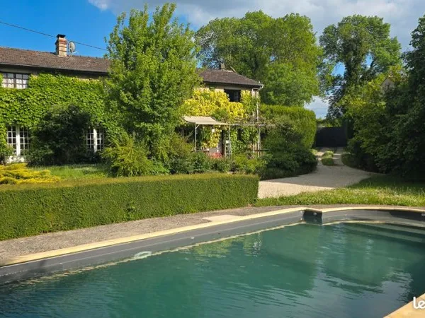 Maison de caractère avec piscine - 147m2 à Montlevon (02)