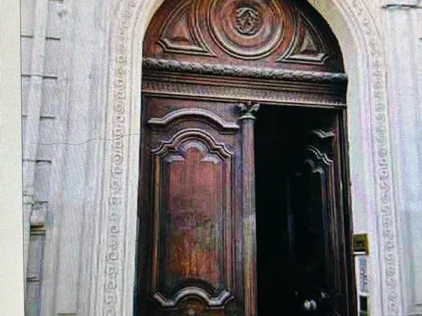 Cave écusson comédie augustins