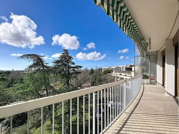 Appartement 5 pièce(s) 102 m2 avec balcon et vue dégagée
