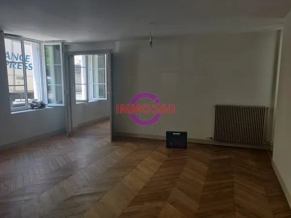 Grand appartement en location avec 2 chambres à Vendôme avec