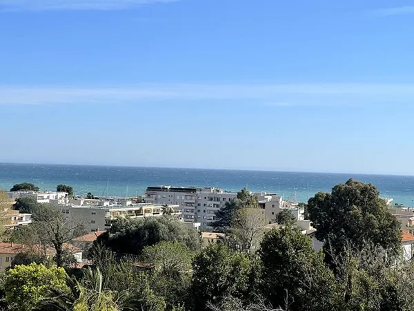 Élégance et Sérénité au Dernier Étage avec Vue sur Mer à Saint Laurent du Var