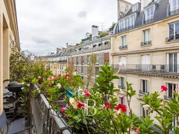 Paris 8 - Parc Monceau/ Lisbonne - Appartement 4 chambres - Etage élevé - Balcon