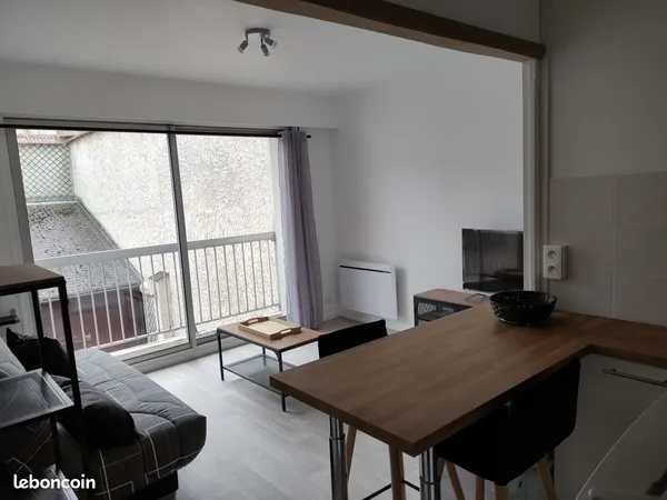 Beau studio meublé, 24m2, Reims hyper centre, place Aristide Briant