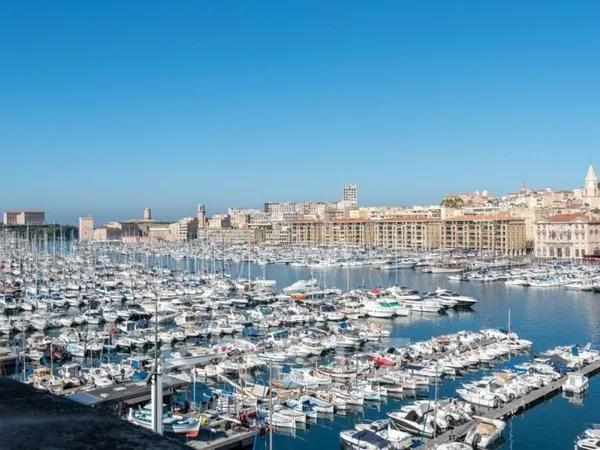 Appartement entièrement rénové avec vue dégagée sur le Vieux Port.