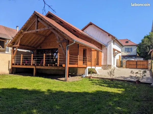 Maison entièrement rénovée avec jardin Sermerieu centre