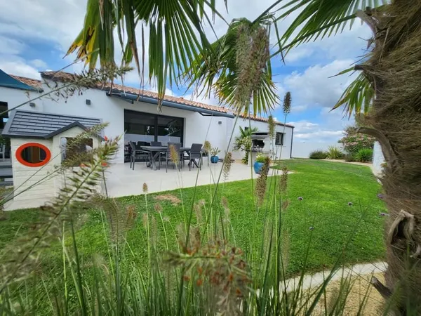 Superbe villa neuve sur près de 1000 m2 de terrain bien clos