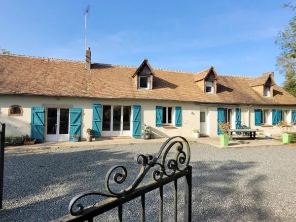 Longère restaurée 4 chambres, grand garage, 2599m2 de terrain clos, à 20min du Mans